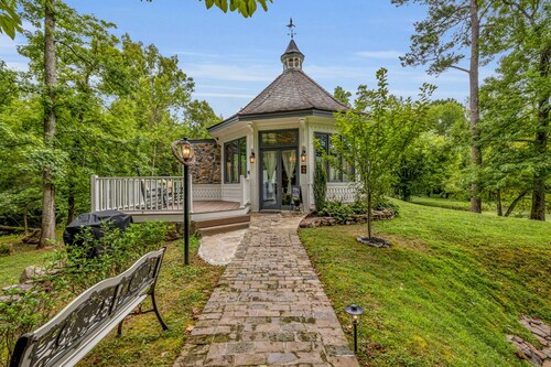 Magical secluded hideaway on a French Country Estate with tranquil creek & ponds
