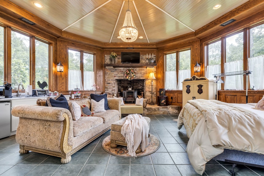 Magical Secluded Hideaway On A French Country Estate With Tranquil Creek & Ponds - 克里夫蘭
