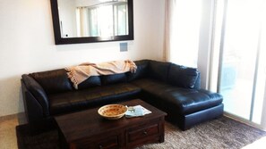 TV connectée, lecteur de DVD, table de tennis de table, livres