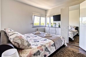 5 bedrooms, iron/ironing board, free WiFi, bed sheets