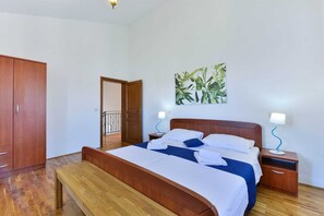 4 bedrooms, iron/ironing board, free WiFi, bed sheets