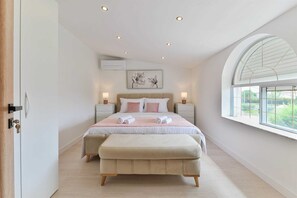 4 bedrooms, iron/ironing board, free WiFi, bed sheets
