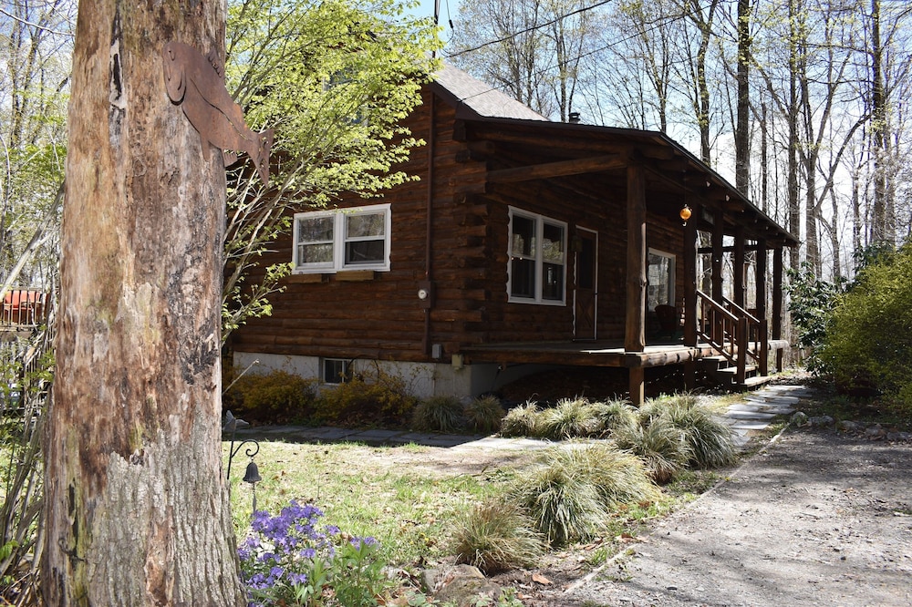Peaceful and Private Adirondack Log Cabin