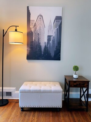 Interior - Quiet charming cottage perfect for small group (Winston-Salem)