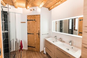 Dusche, Haartrockner, Handtücher, Toilettenpapier