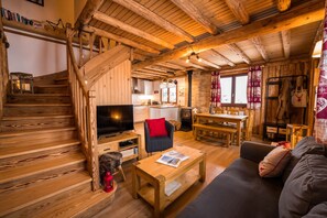 Télévision, livres, chaîne hi-fi