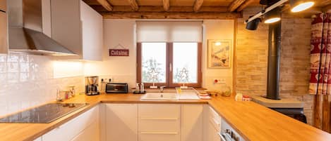 Een koelkast, een microgolfoven, een oven, een kookplaat