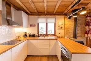 Fridge, microwave, oven, stovetop - "Le Bois des Neiges" Charming authentic chalet  (Xonrupt-Longemer)