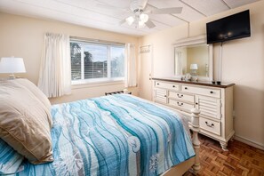 2 bedrooms, iron/ironing board, free WiFi, bed sheets - Seaspray Condos - 100D (Fort Walton Beach)