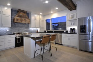 Fridge, microwave, oven, stovetop - The Point / Fantastic Mtn. Modern Villa Walking Distance to the Slopes! Hot Tub! (Mt. Crested Butte)