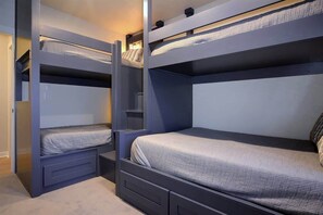 4 habitaciones, tabla de planchar con plancha, wifi y ropa de cama