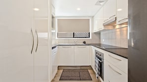 Fridge, microwave, stovetop, dishwasher