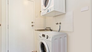 Interior - Kirra Sea 5 - Comfortable & Convenient Beachside Kirra - Linen Provided (Coolangatta)