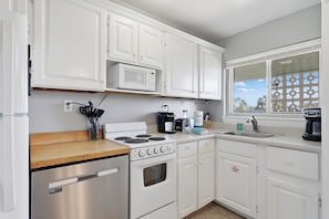 Frigorifero, microonde, forno, piano cottura