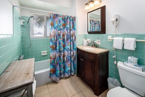 シャワー、ヘアドライヤー、タオル