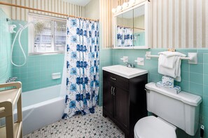 シャワー、ヘアドライヤー、タオル