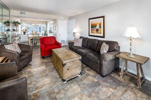 Télévision, lecteur de DVD, chaîne hi-fi