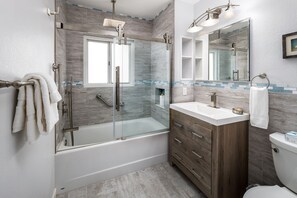 Shower, hair dryer, towels - Seaspray Condos - 206B (Fort Walton Beach)