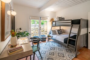 4 makuuhuonetta, silitysrauta/-lauta, vauvan matkasänky, ilmainen Wi-Fi