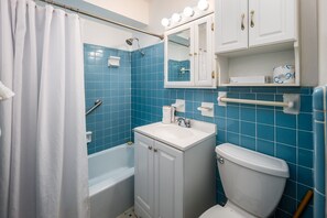 Dusj, hårføner og håndklær