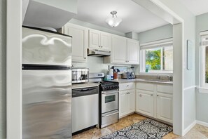 冰箱、微波炉、烤箱、炉灶