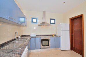 Een koelkast, een microgolfoven, een oven, een kookplaat