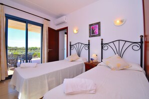 3 slaapkamers, een strijkplank/strijkijzer, gratis wifi, beddengoed