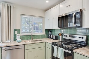 Refrigerador, microondas, horno, placa de cocina
