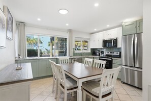 Fridge, microwave, oven, stovetop - Seaspray Condos - 210B (Fort Walton Beach)