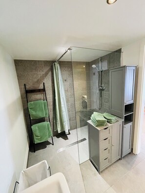 Shower, towels - Ferienwohnung Sabi an der Mosel (Perl)