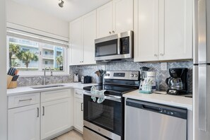 Een koelkast, een microgolfoven, een oven, een kookplaat