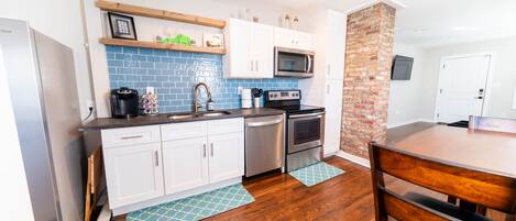 Kühlschrank, Mikrowelle, Ofen, Geschirrspüler