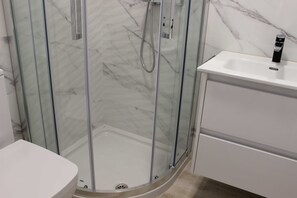 Douche, sèche-cheveux, serviettes fournies, savon