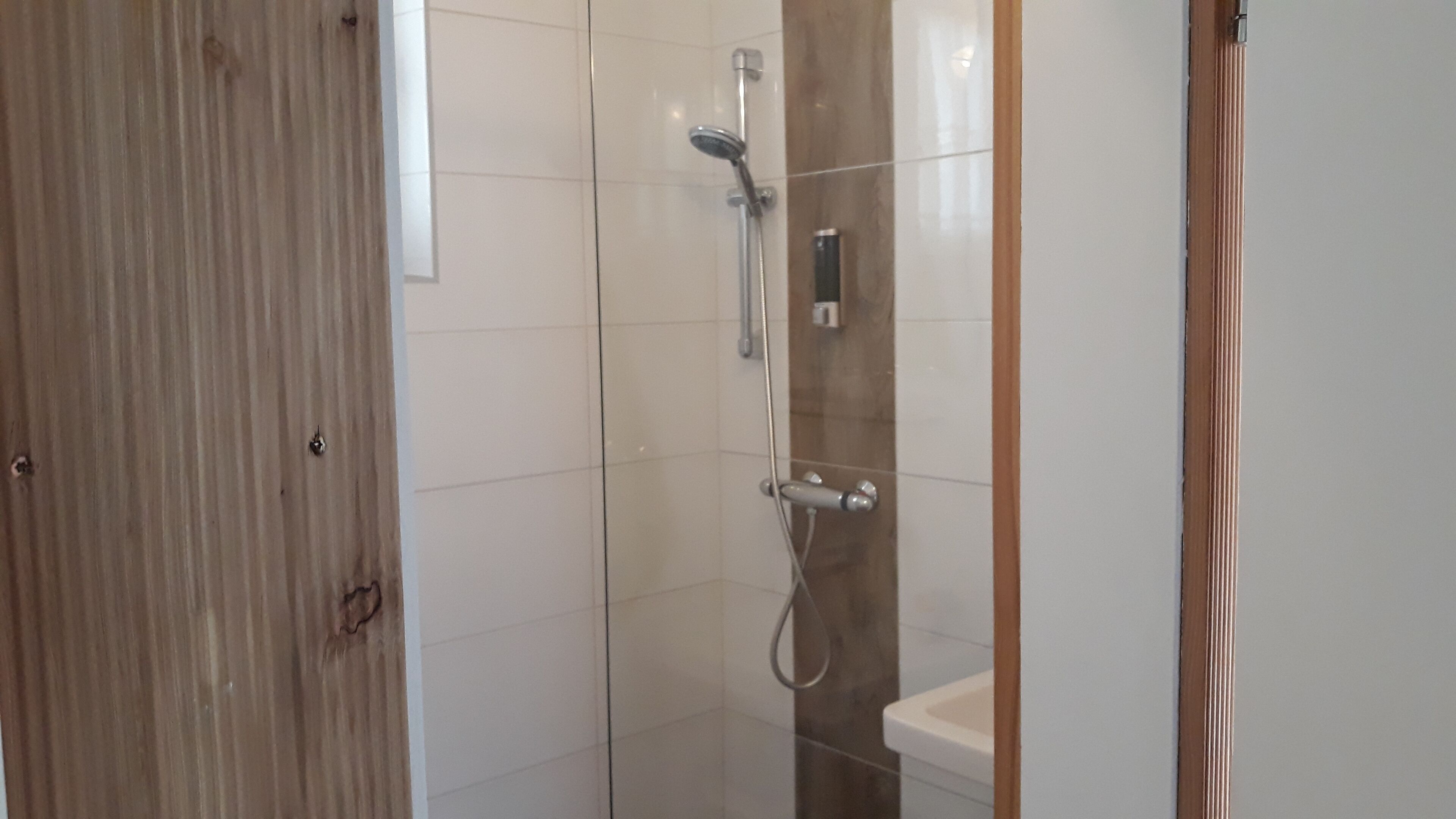 Douche, sèche-cheveux, serviettes fournies, savon