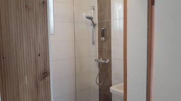 Douche, sĂšche-cheveux, serviettes fournies, savon