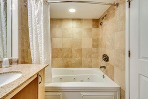 Douche, baignoire à jets, sèche-cheveux, serviettes fournies