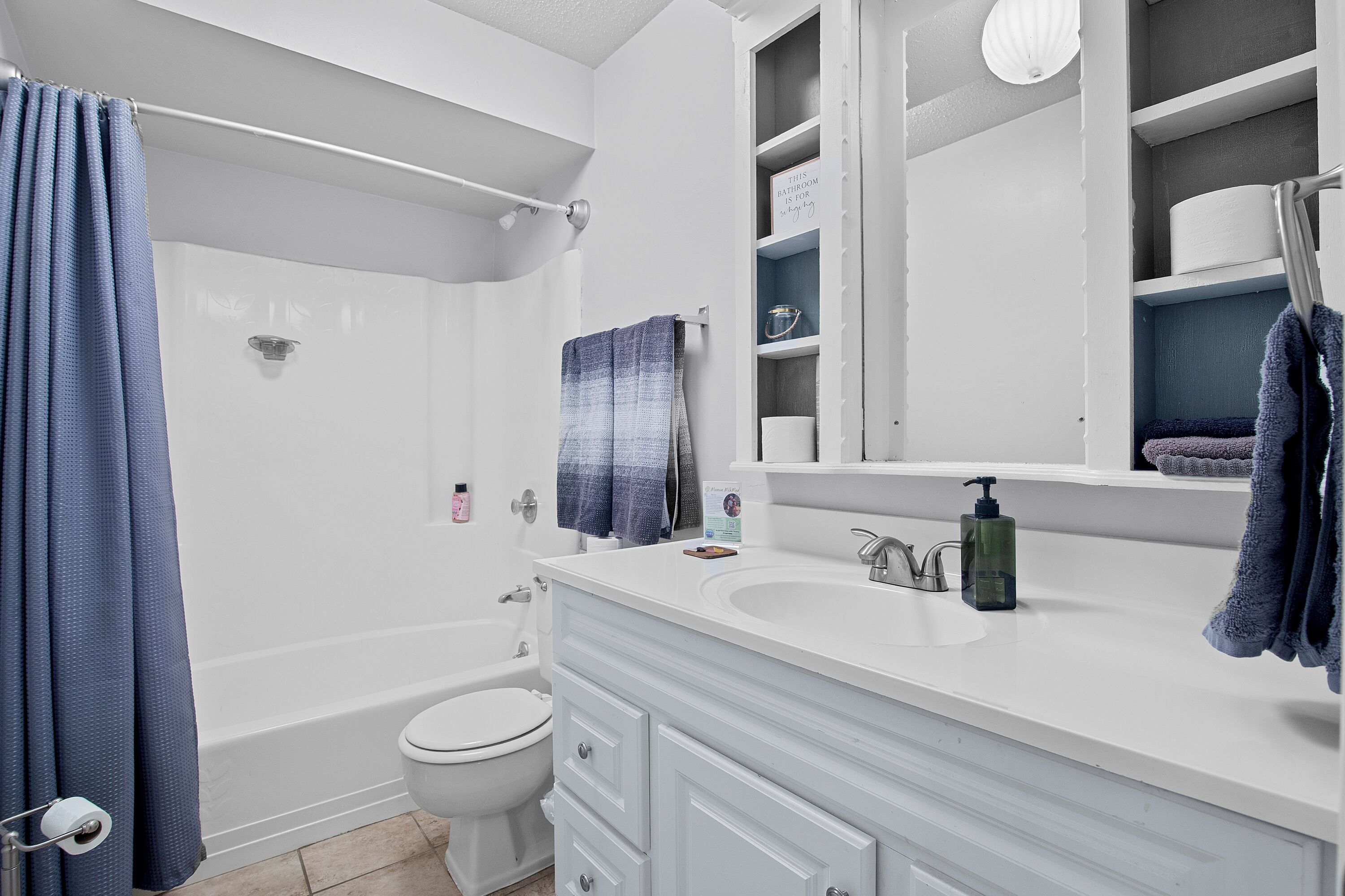 Combined shower/bathtub, hair dryer, towels