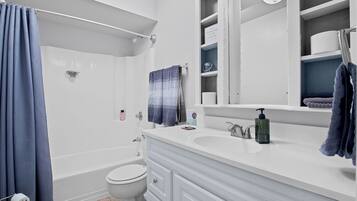 Combined shower/bathtub, hair dryer, towels