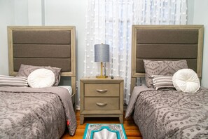 3 bedrooms, iron/ironing board, WiFi, bed sheets - Luxury Home away from Home (Georgetown)