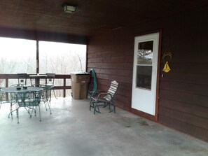Outdoor dining - Cabin near Clearwater Lake (Piedmont)