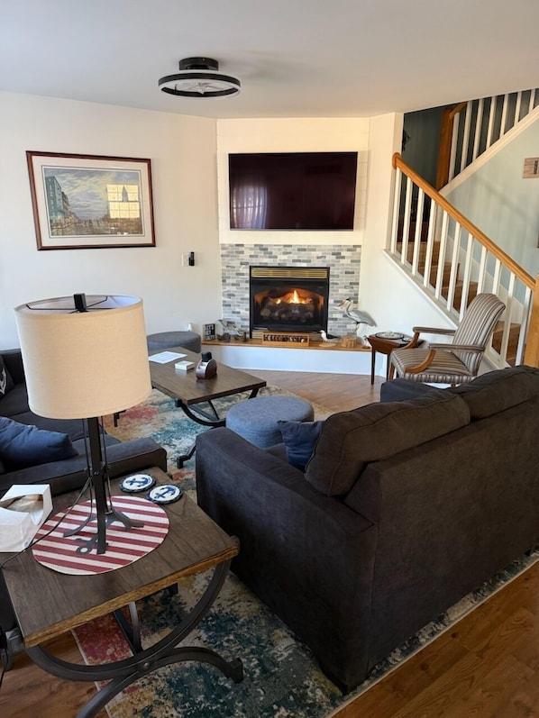 Smart TV, fireplace