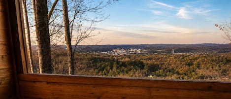 Ein Whirlpool mit Blick auf eine Stadt und einen Wald.