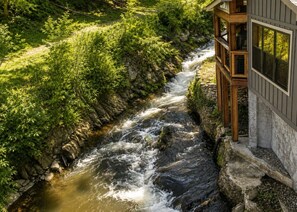 Un río serpenteando por un paisaje natural, con una estructura de madera a su lado.