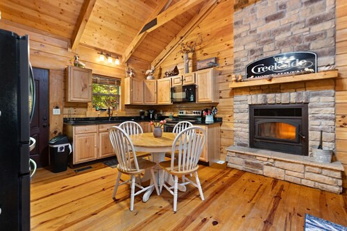 Secluded 2-BD cabin, tranquil mountain setting. Hot Tub Gazebo! Wood fireplace.