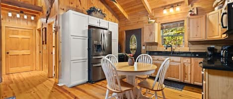 ثلاجة، ميكروويف، فرن، موقد طهي مسطح