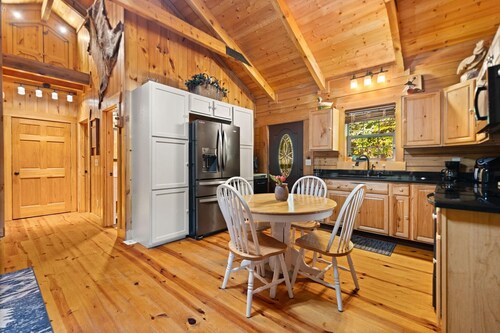 Secluded 2-BD cabin, tranquil mountain setting. Hot Tub Gazebo! Wood fireplace.