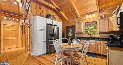 Secluded 2-BD cabin, tranquil mountain setting. Hot Tub Gazebo! Wood fireplace.
