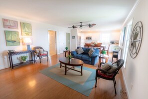 Living area - Dock House Guest Suite (Belhaven)