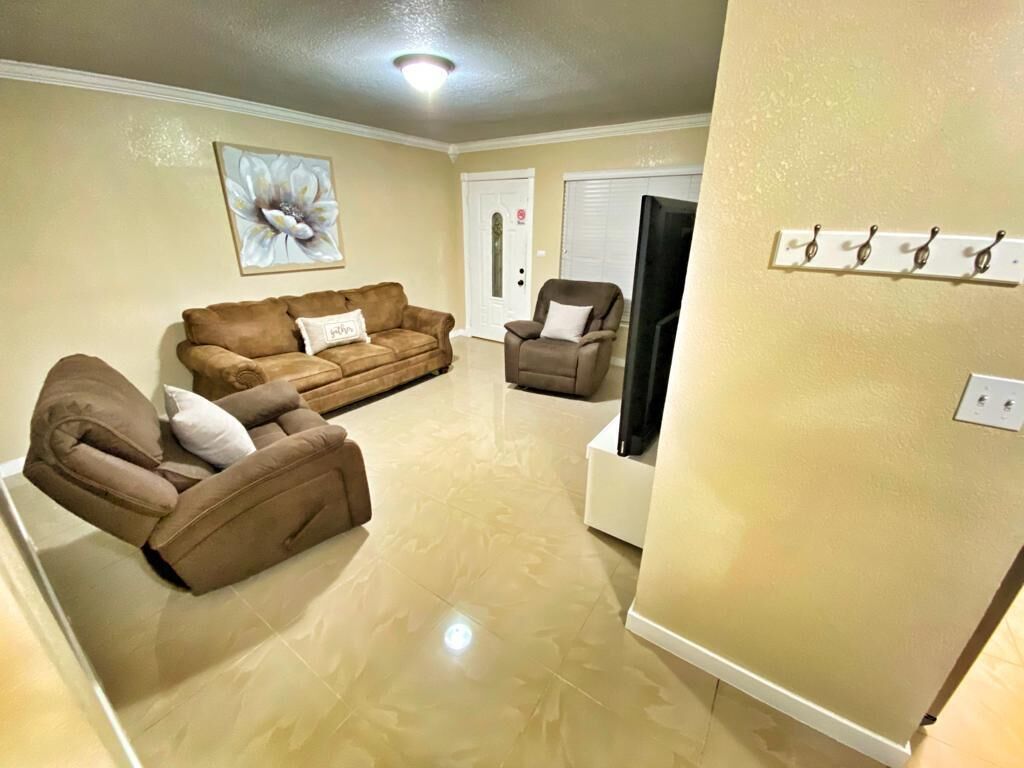 Villa Blanca: Pool House near HardRock Stadium