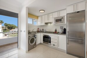 Private kitchen - Edificio Cielomar - wedding cake - beautiful 1st floor apartment (Benalmádena)